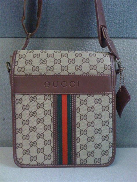 bulto de hombre gucci|Gucci.